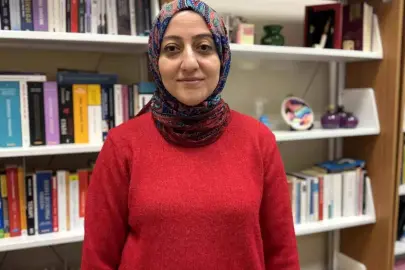 28 Şubatta başörtüsü yasağı nedeni ile Kıbrıs'a gidip üniversite okudu, bugün üniversitede ders veriyor