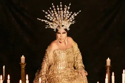 Bülent Ersoy yine yaptı yapacağını: Gold kaplama araç şaşırttı