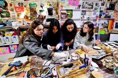 İzmir Bornova’da gençler atıkları sanata dönüştürdü