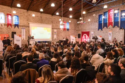 İzmir’de gençler ile iş dünyası aynı masada