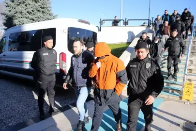 Muğla'da "yanıltıcı bilgi yayma" soruşturmasının ikinci dalgasında yakalanan 8 şüpheli adliyede