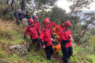 Muğla’da kayalıklardan düşen genç kurtarıldı