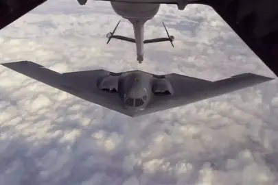 ABD 'görünmez' kozunu sahaya sürdü! B-2 hayalet bombardıman uçakları İran'ın balistik füze stoğunu vurdu