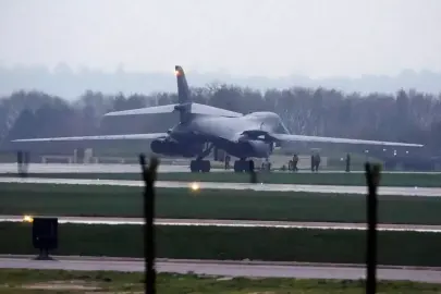 ABD bombardıman uçağı İngiltere'ye indi