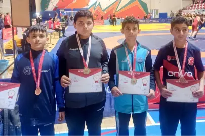 Ağrılı genç güreşçiler Muş’ta zirve yaptı