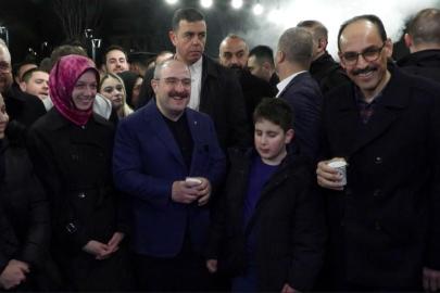 AK Parti Bursa Milletvekili Varank ve MİT Başkanı Kalın, sahurda vatandaşlarla bir araya geldi