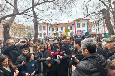 Ankara'da okul binasının devredilmesine tepki gösteren öğrenci ve velilerden basın açıklaması