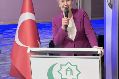 Berlin eyaletinin Ekonomi Bakanı Giffey, Aziziye Camisi Derneğinin iftar programına katıldı