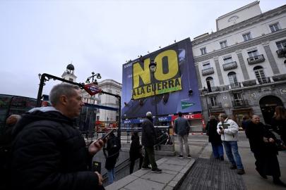 Çevre örgütü Greenpeace Madrid'in merkezinde "Savaşa hayır" pankartı açtı