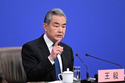 Çin Dışişleri Bakanı Wang, Katarlı mevkidaşı Al Sani ile telefonda görüştü