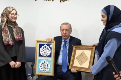 Cumhurbaşkanı Erdoğan, Marmara Üniversitesi İlahiyat Fakültesi Öğrencilerini Ziyaret Etti