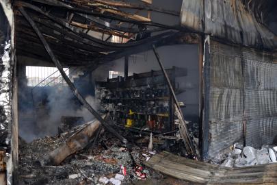 İnşaat malzemesi deposu yandı