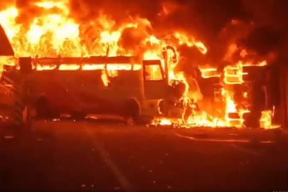 Kamyonla çarpışan otobüs alev aldı, 13 kişi feci şekilde can verdi