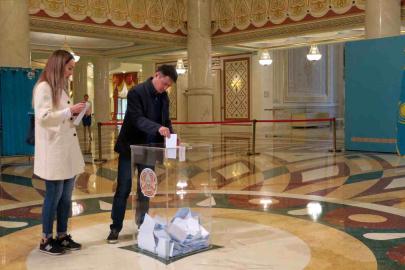 Kazakistan'da halk, yeni anayasa için sandık başında