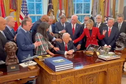 Oval Ofis'te toplanan Evangelist papazlardan Trump'a toplu dua