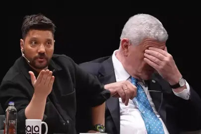 Programa damga vuran an: Müsavat Dervişoğlu ile Oğuzhan Uğur konuşurken "ölüm" haberi geldi