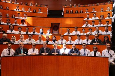 Sağlık Bakanı Memişoğlu Tıp Bayramı'nda hekim adaylarıyla buluştu