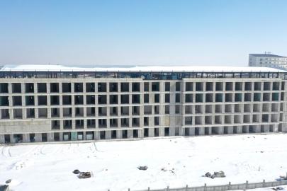 Sismik izolatörlerin kullanıldığı 270 yataklı hastanede sona doğru