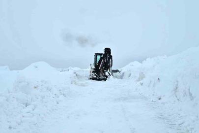 Süphan Dağı tırmanışına tipi ve kar engeli
