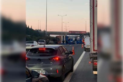 Torbalı otoyolunda zeytin yüklü tır devrildi