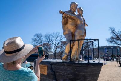 Trump ile Epstein'ın heykeli ABD'de bir parka yerleştirildi