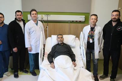 8,5 kiloluk böbrekle yaşadı, ameliyatla kurtuldu