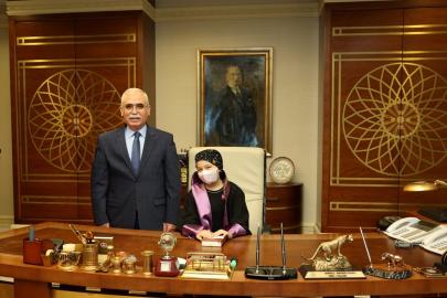 AYM Başkanı Özkaya, 23 Nisan dolayısıyla koltuğunu lösemi hastası çocuğa devretti