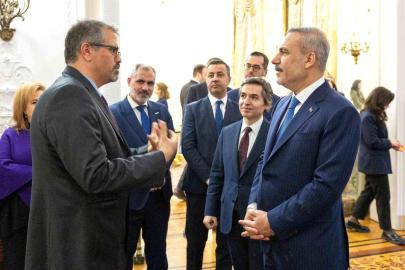 Bakan Fidan, Birleşik Krallık'ta yaşayan Türk vatandaşlarıyla bir araya geldi