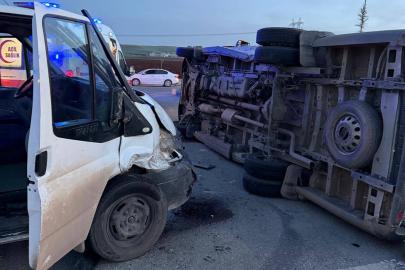 Batman’da kavşakta kaza: Servis aracı devrildi