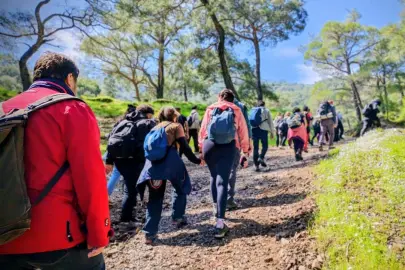 İzmir'de Efes Mimas Yolu’nda bahar yürüyüşü