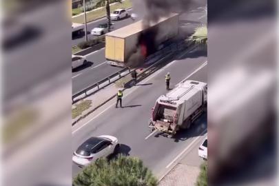 İzmir'de seyir halindeki tır alev aldı