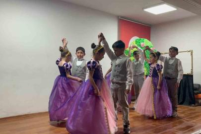 Kars’ta miniklerden büyük performans: Köy ilkokulu öğrencileri sahnede göz doldurdu