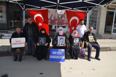 Muş'ta evlatlarına kavuşmak isteyen aileler, DEM Parti önündeki eylemlerini sürdürdü