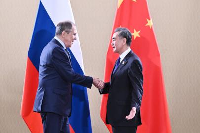 Rusya ve Çin dışişleri bakanları Orta Doğu’daki savaşı görüştü