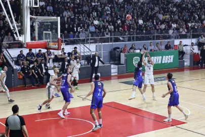 Sakarya potada yarı final serisine galibiyetle başladı