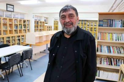 Sinema ve tiyatro oyuncusu Ahmet Yenilmez savaşta mezun veremeyen okulun öğrencileri ile buluştu