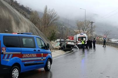 Sürücünün direksiyon hakimiyetini kaybettiği otomobil takla atarak ters döndü: 5 yaralı