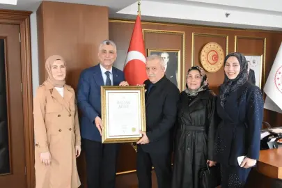 Ücret almayan esnafa Bakan Bolat'tan “Ahi Esnaf Beratı”