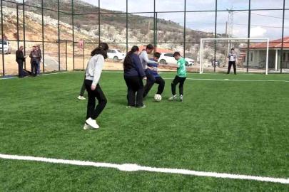 Zey köyünde çocuklar tozdan ve çamurdan kurtulup halı sahaya kavuştu