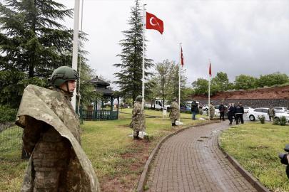 33 asker için duygusal anma töreni
