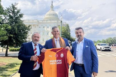 ABD Kongre Üyesi Michael Baumgartner'a Galatasaray forması hediye edildi