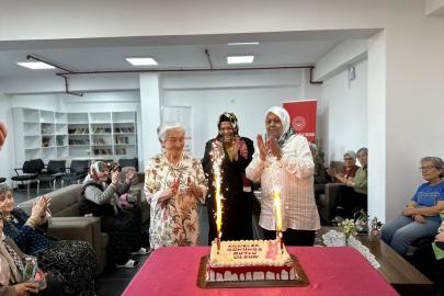 AK Parti Eskişehir Milletvekili Gürcan, huzurevindeki annelerle buluştu