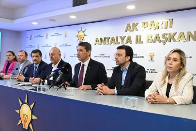 AK Parti'ye katılan Serik Belediye Başkanı ile meclis üyelerine rozetleri takıldı