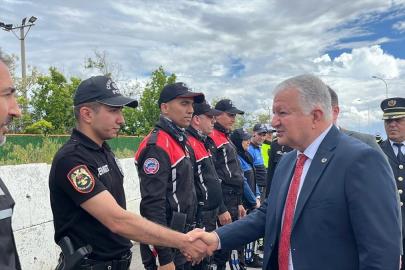 Aksaray'da Vali Murat Duru, uygulama noktasında vatandaşlarla bayramlaştı