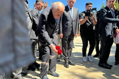 Bahçeli, Ülkücü Şehitler Anıtı’nı Ziyaret Etti: ‘Bir Ölsek de Bin Dirileceğiz’