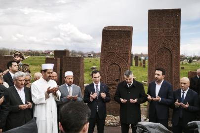Bakan Çiftçi, 'Ahlat Selçuklu Meydan Mezarlığı'nı ziyaret etti