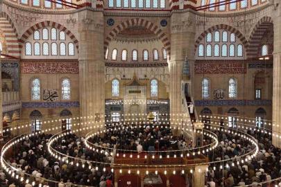 Bakan Güler Selimiye Camii'nde vatandaşlarla bayramlaştı