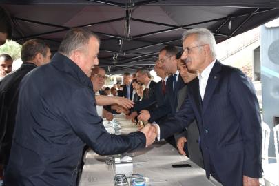 Bakan Uraloğlu Akçaabat'ta bayramlaştı