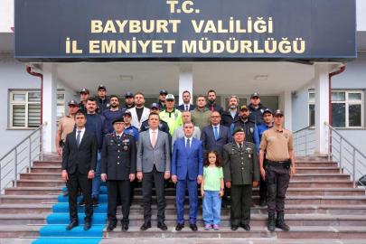 Bayburt'ta bayram nöbetindeki güvenlik güçleriyle bayramlaşıldı
