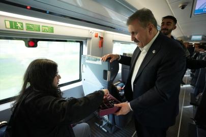 BBP Genel Başkanı Destici, yüksek hızlı trende yolcuların Kurban Bayramı'nı kutladı